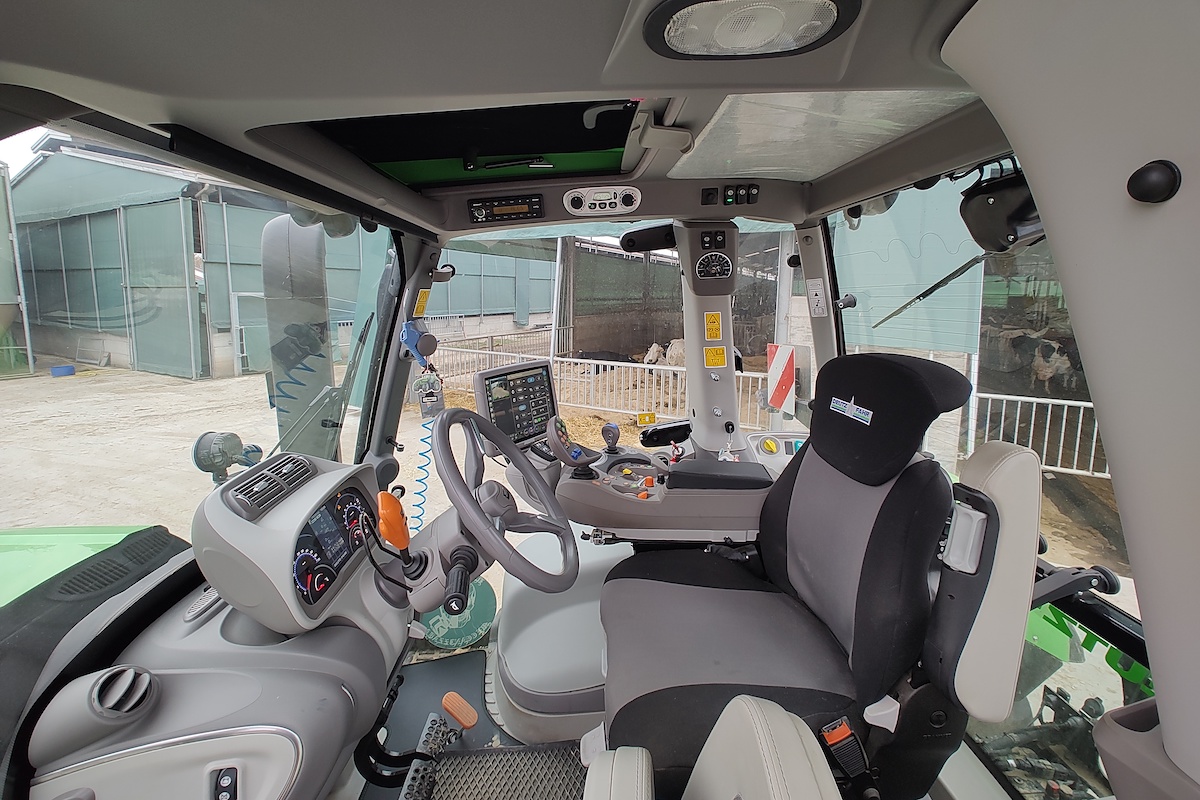 Le dotazioni della cabina assicurano all'operatore elevato comfort, ottima visibilità e pieno controllo dell'8280 TTV